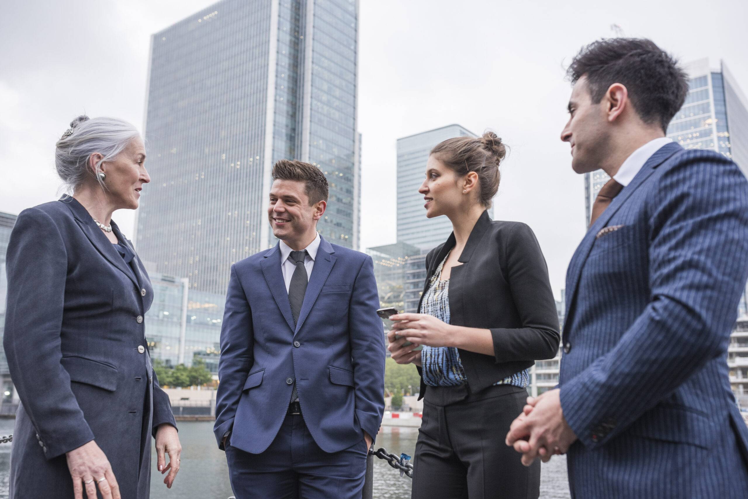 Gespräch über unternehmerische Vorhaben – Motiv aus dem bisherigen X-Group-Auftritt